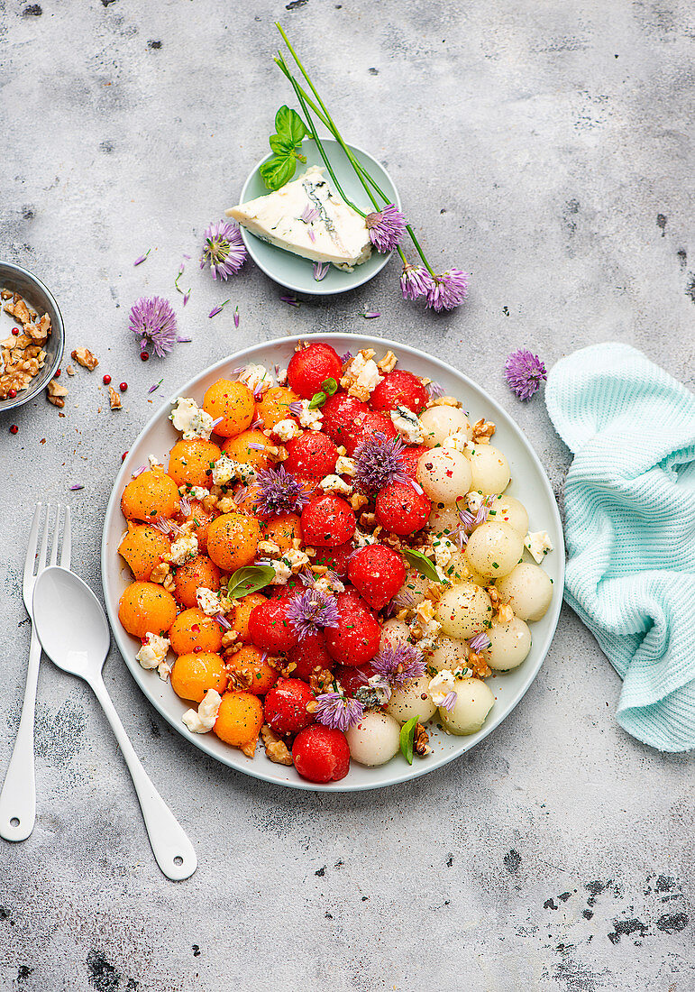 Sommerlicher Melonensalat mit Schnittlauchblüten