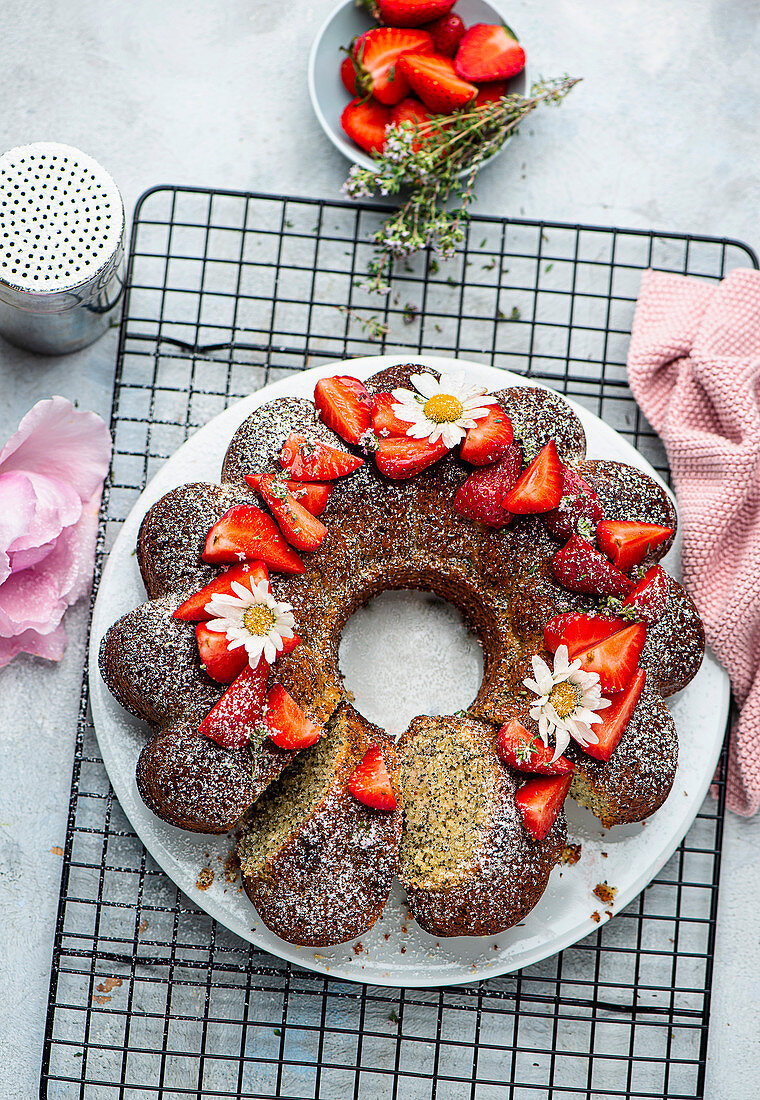 Poppyseed cake with strawberries