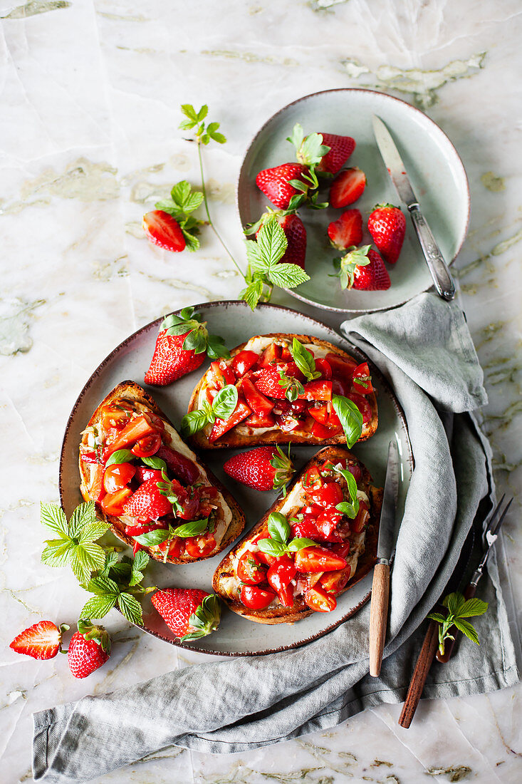Bruschetta mit Mozzarella und Erdbeeren