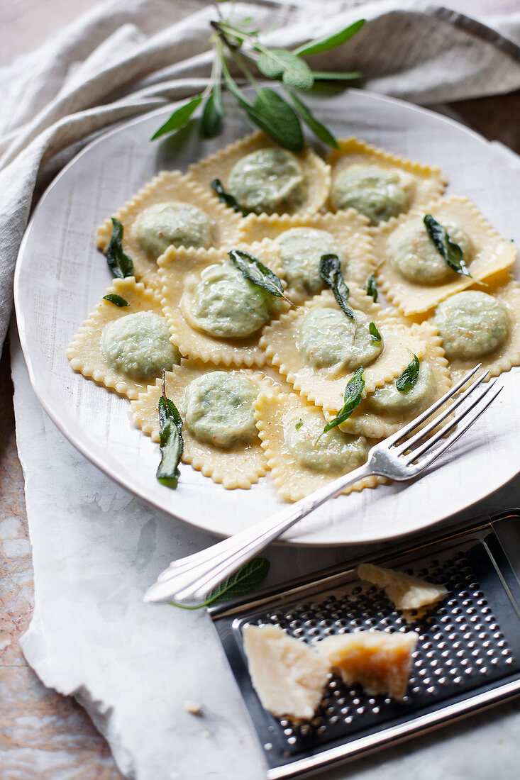 Ravioli mit Salbei-Käse-Füllung