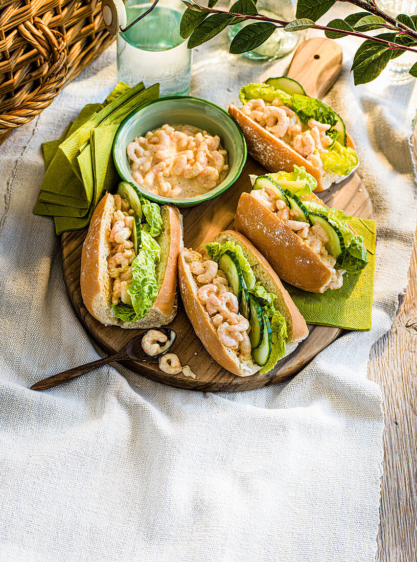 Sub-Sandwiches mit Garnelen, Gurken und Salat