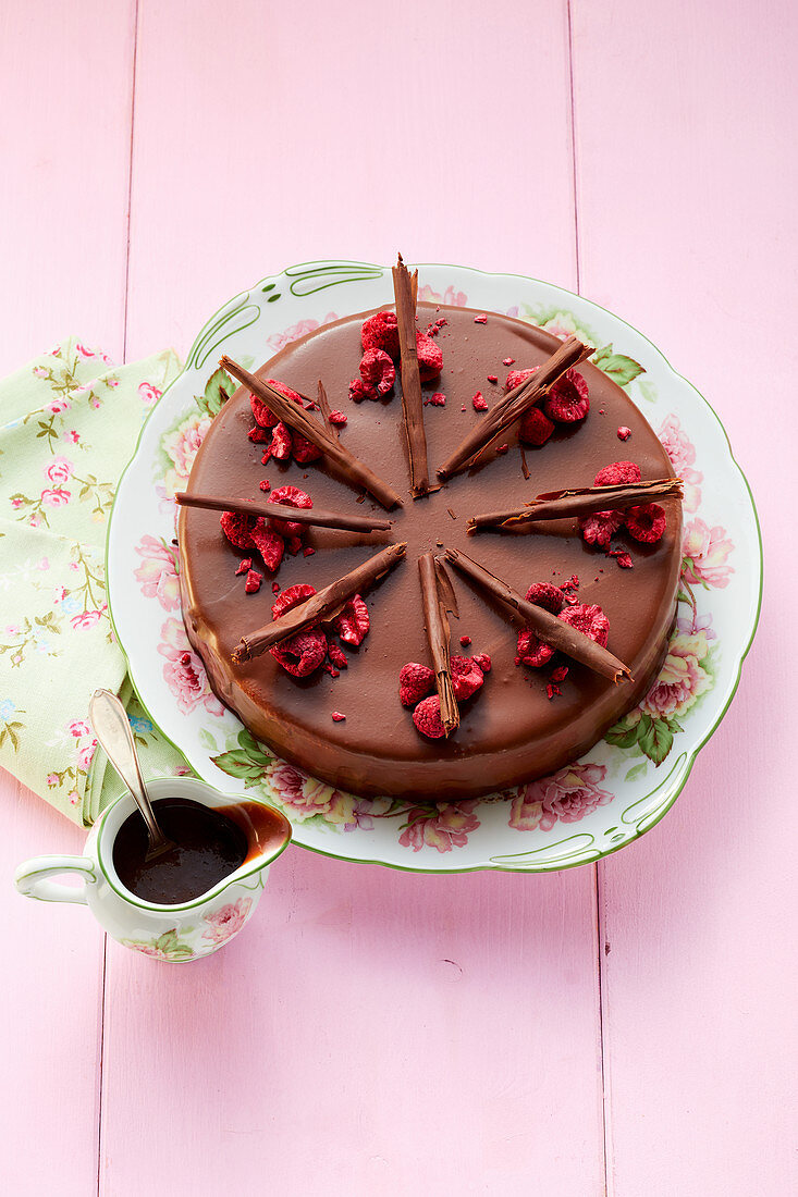 Triple Chocolate Cake mit gefriergetrockneten Himbeeren