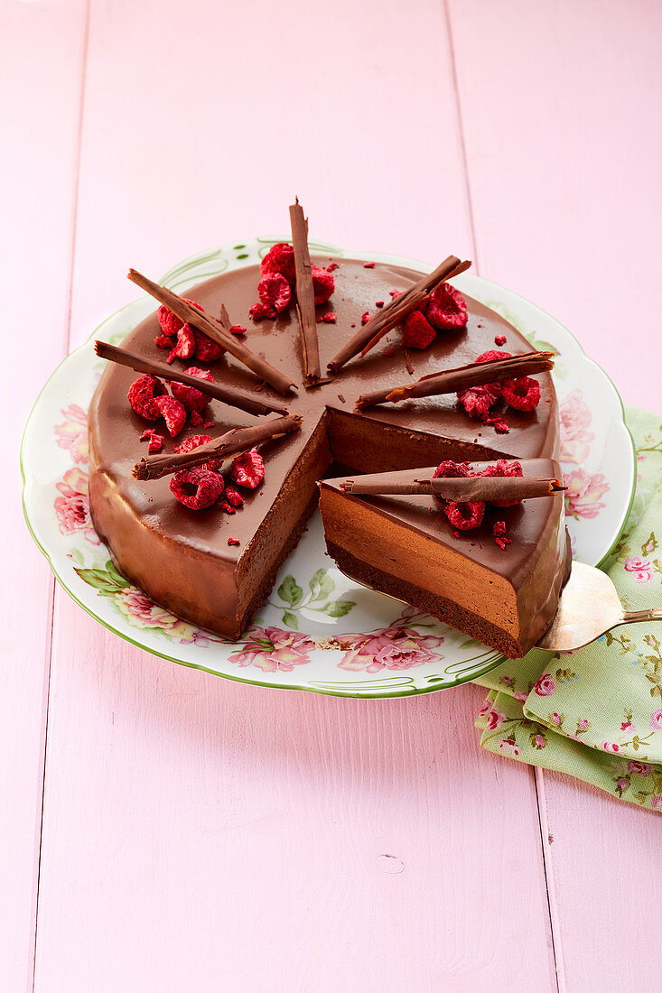 Triple Chocolate Cake mit gefriergetrockneten Himbeeren