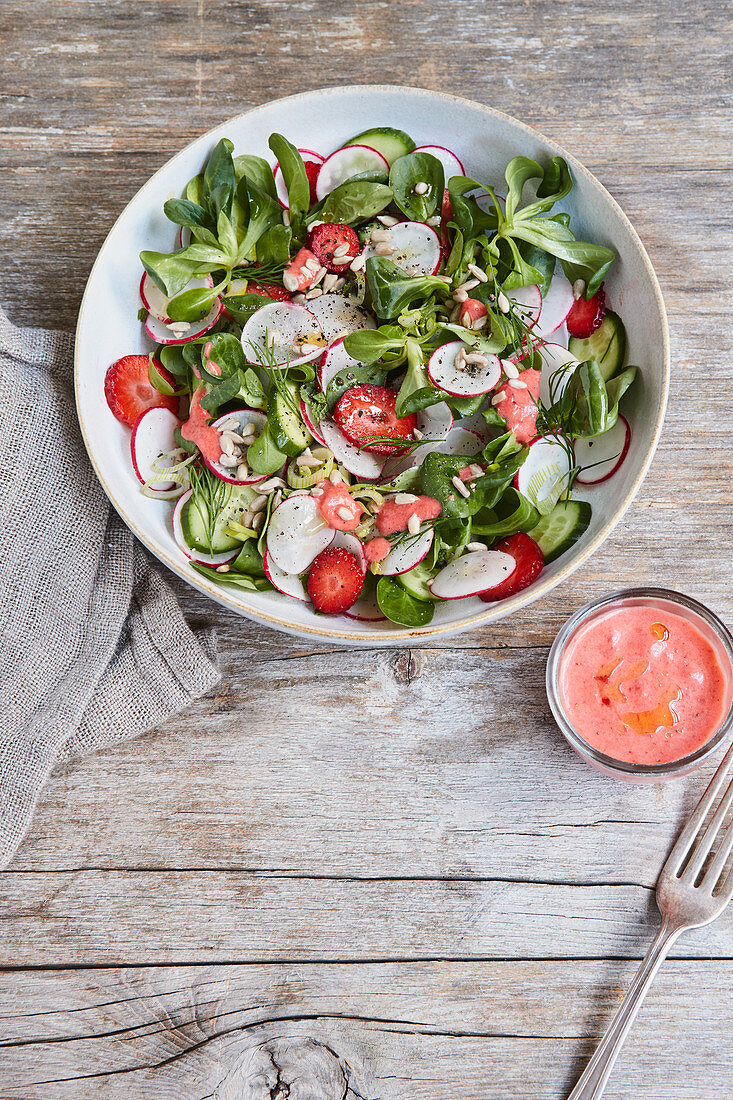 Summer salad with lamb's lettuce, radishes and strawberry and horseradish dressing