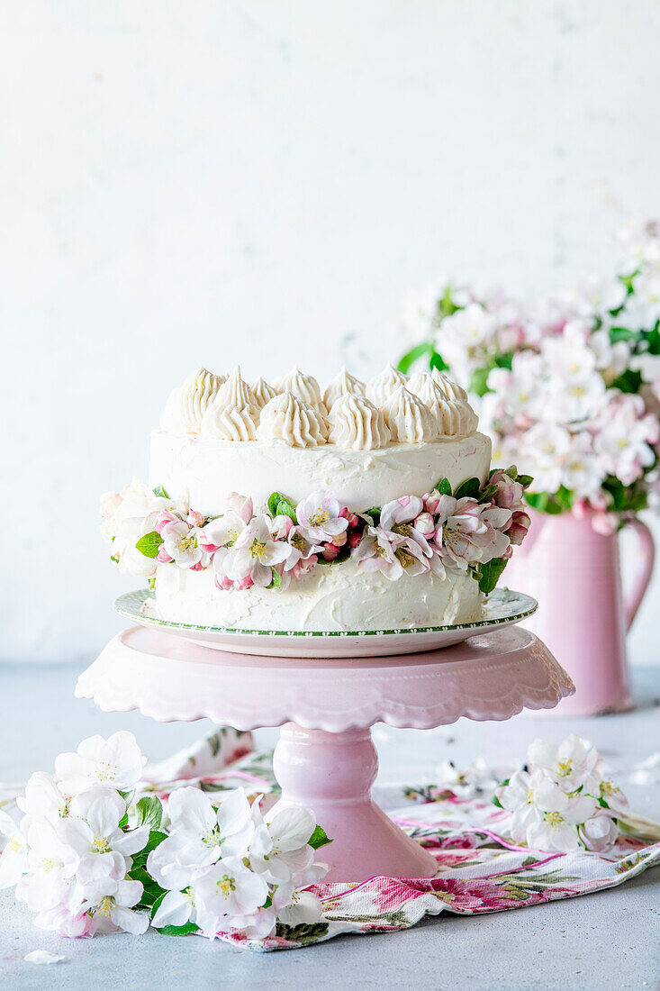 Fault Line Cake mit Blüten und Buttercreme