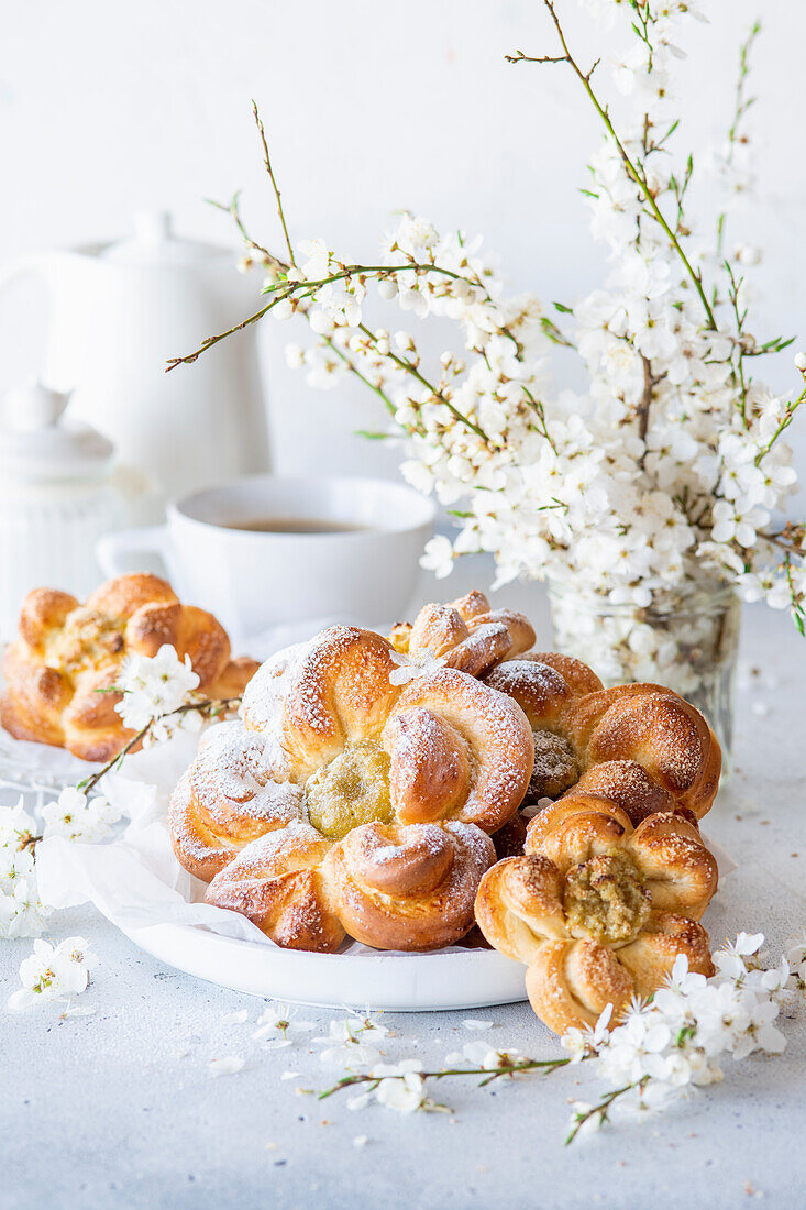 Blumenförmiges Hefeteiggebäck gefüllt mit Lime Curd