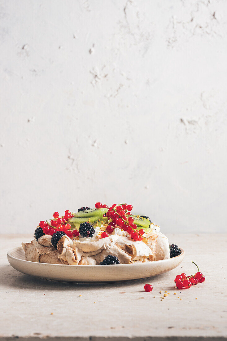 Cinnamon pavlova with kiwi and currents