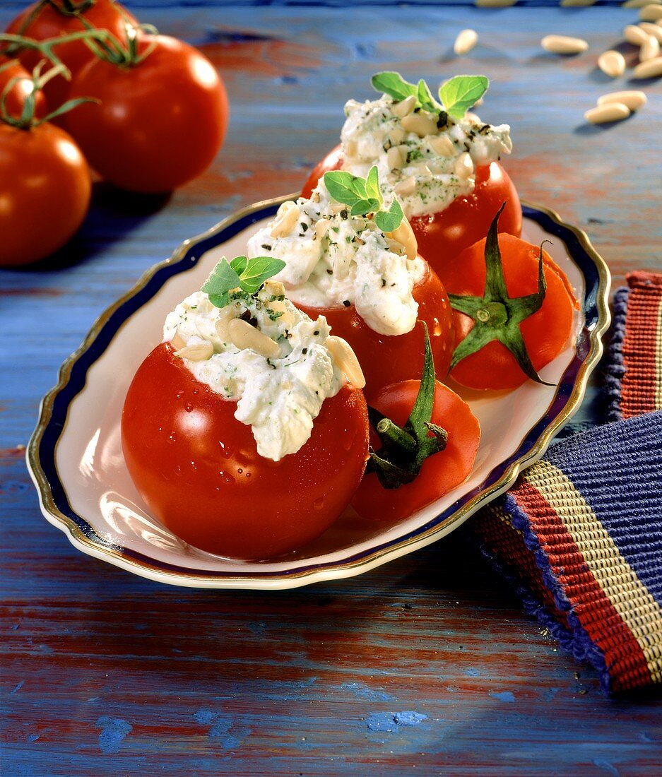 Tomaten mit Pinienkern-Kräuterquark-Füllung