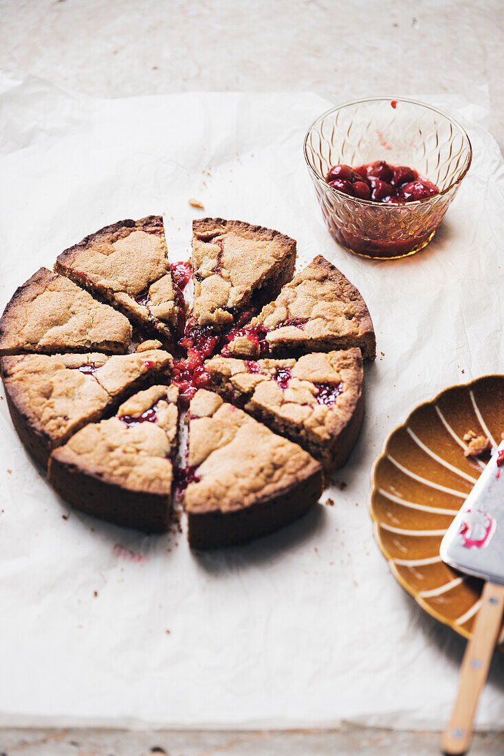 Kuchen mit Zimt und roten Trauben