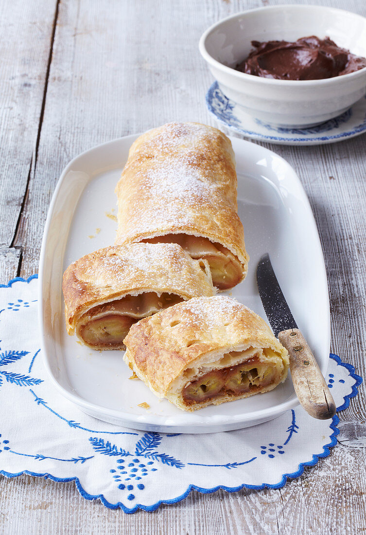 Karamellstrudel mit Bananen und Kakaosahne