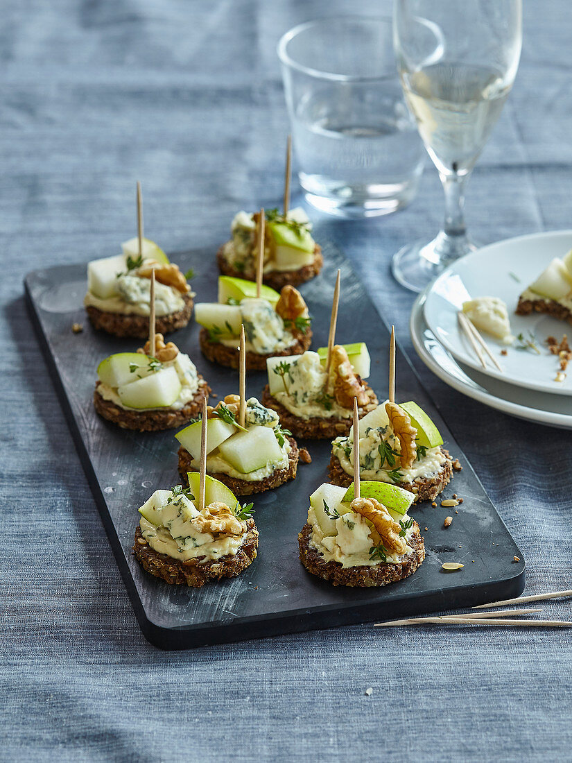 Canapés mit gebackenem Knoblauchaufstrich