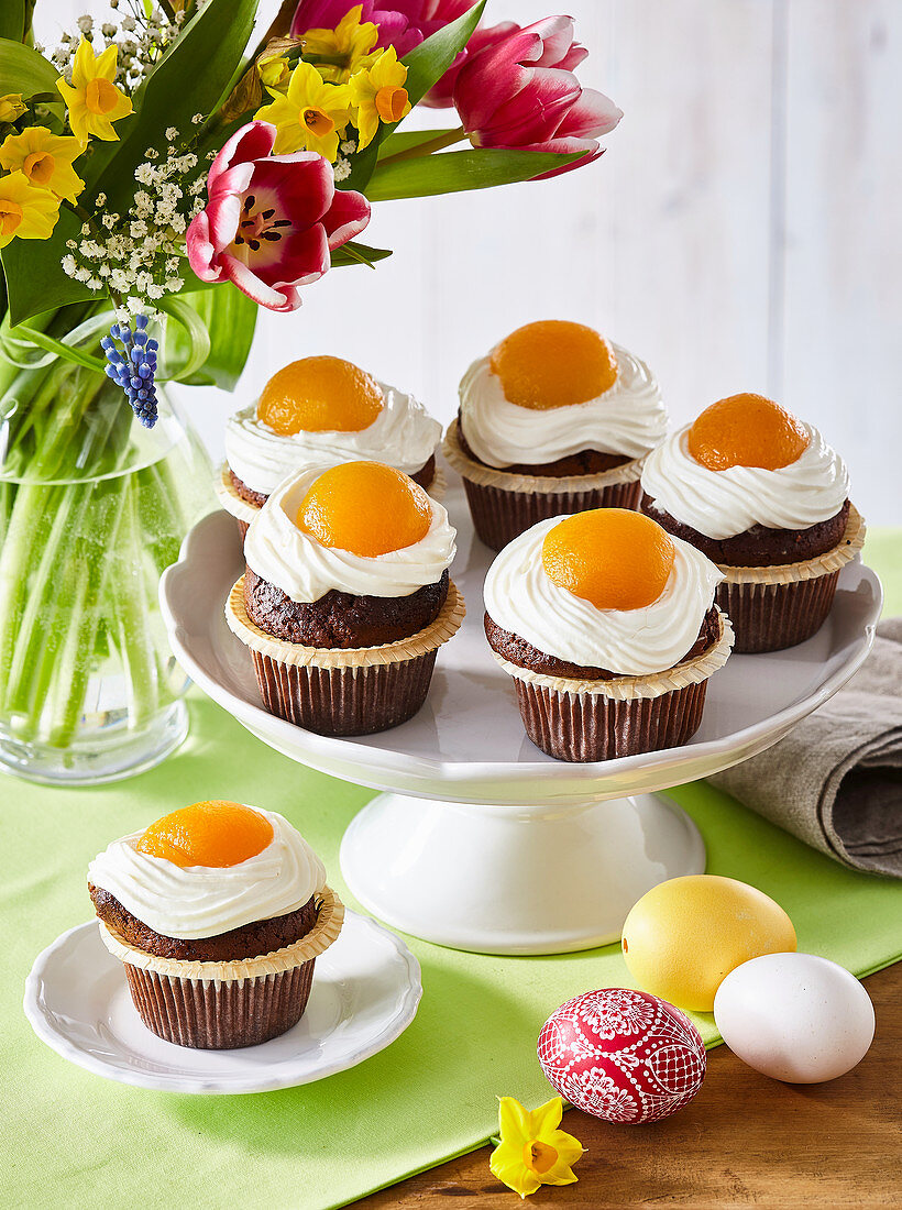 Cupcakes with sour cream and apricots