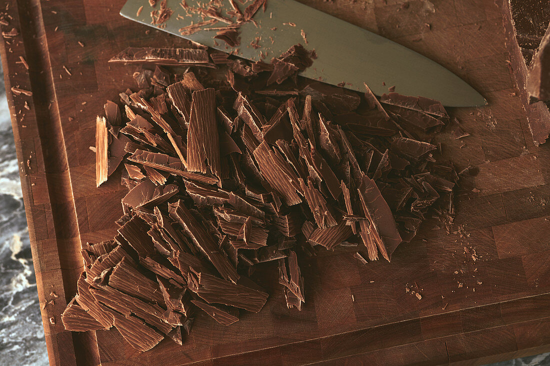 Schokoladenraspel auf Holzbrett