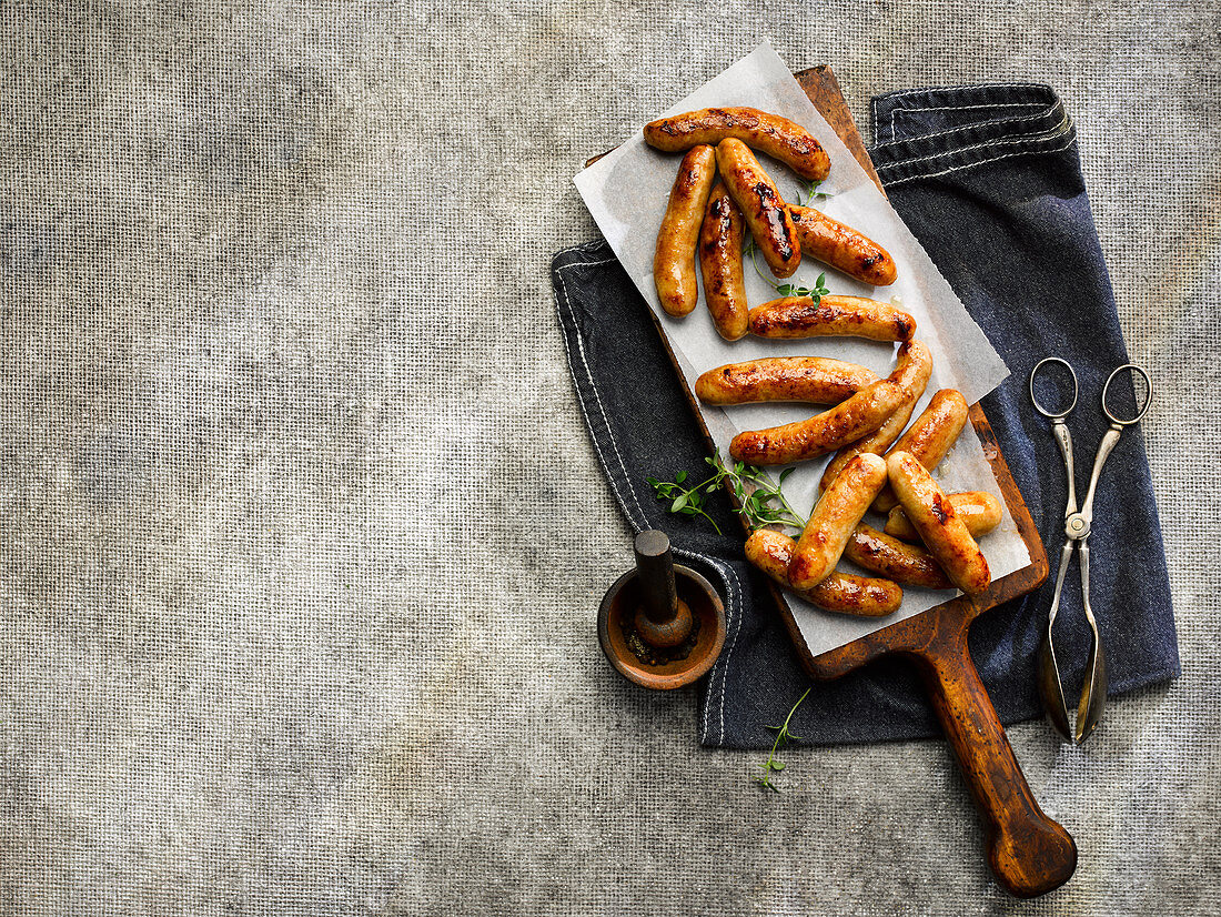 Gebratene dünne Schweinswürstchen