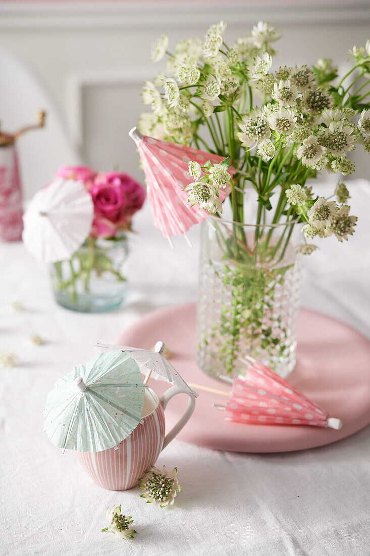 Bunte Cocktailschirmchen und Blumen