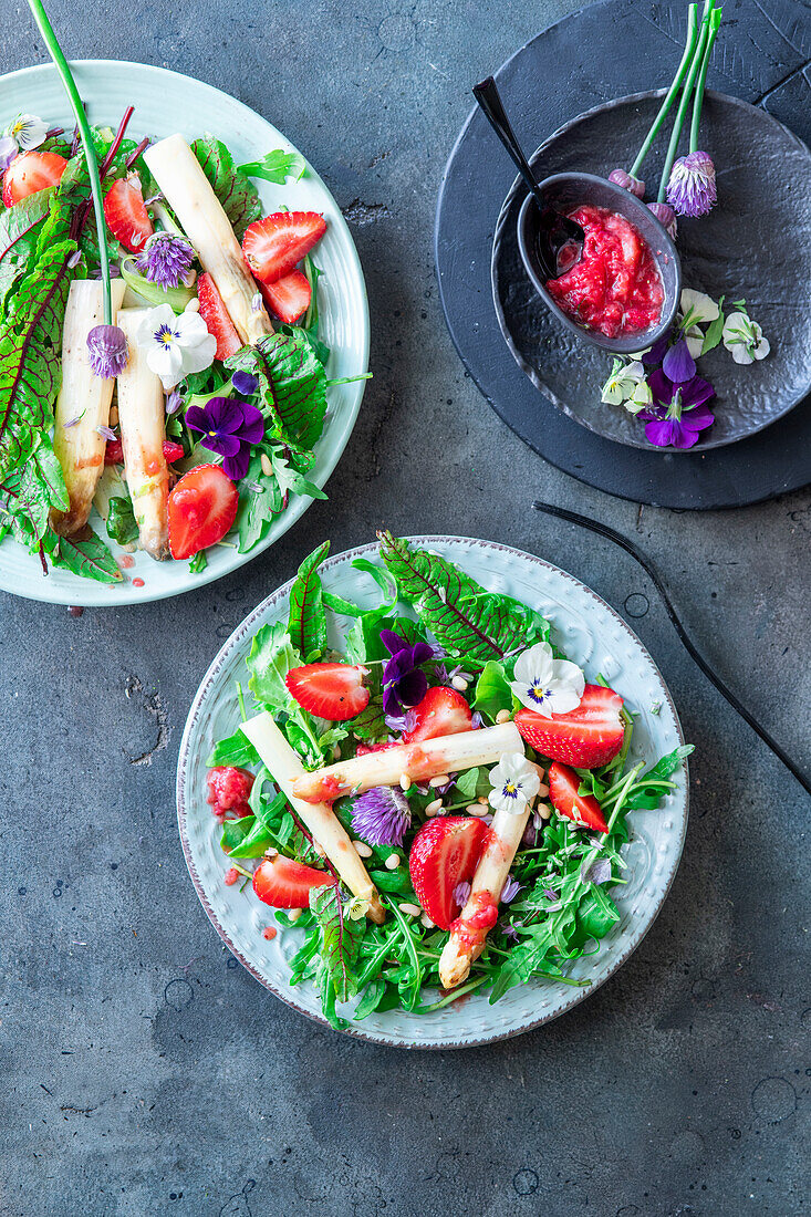 White asparagus salad with strawberries and strawberry dressing