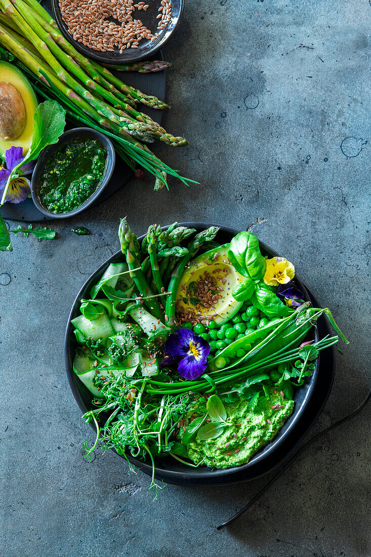 Grüne Veggie Bowl mit Spargel, Avocado und Erbsen