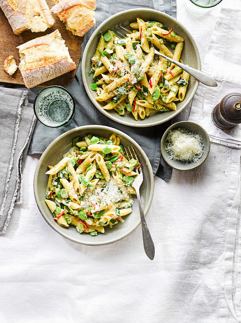 Pasta mit Saubohnen, Minze und Chili