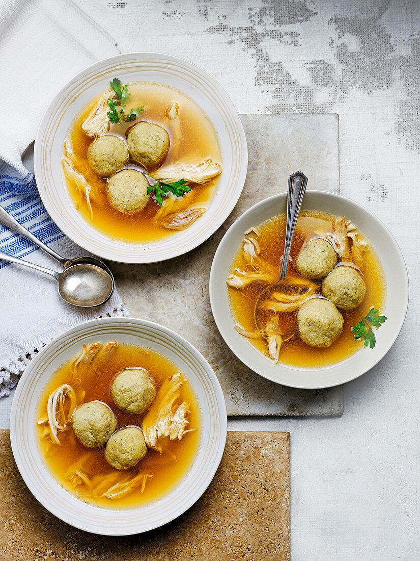 Jüdische Hühnersuppe mit Klößen