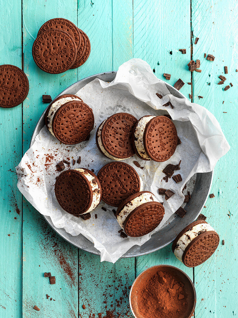 Cookie-Sandwiches mit Stracciatella-Eis