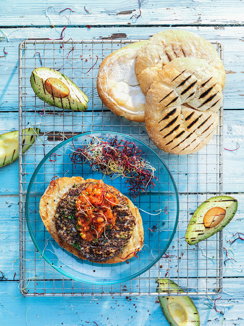 Quinoa-Avocado-Burger mit Sprossen