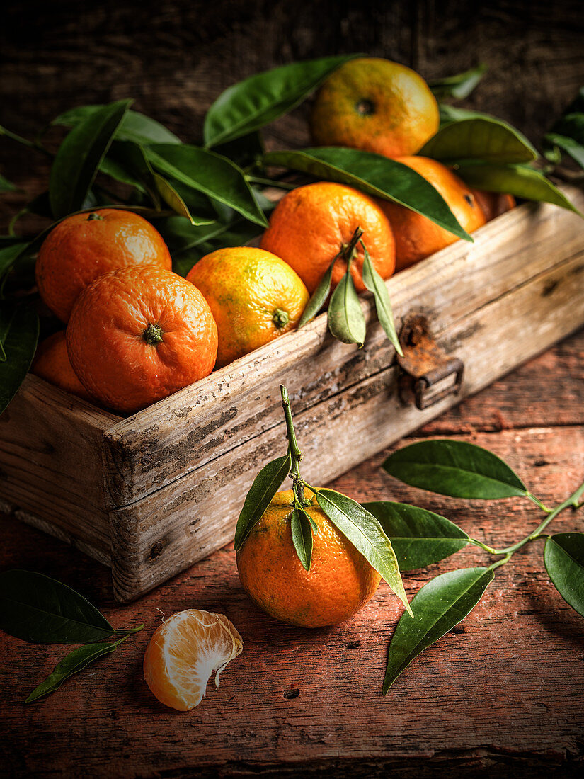 Stillleben mit Mandarinen in Holzkiste