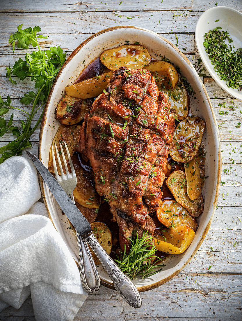 Suckling pig leg from the oven with potatoes