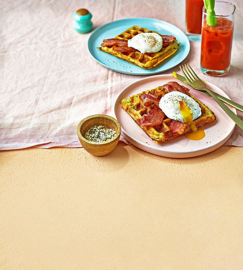 Kartoffelpüree-Waffeln mit Bacon und pochiertem Ei