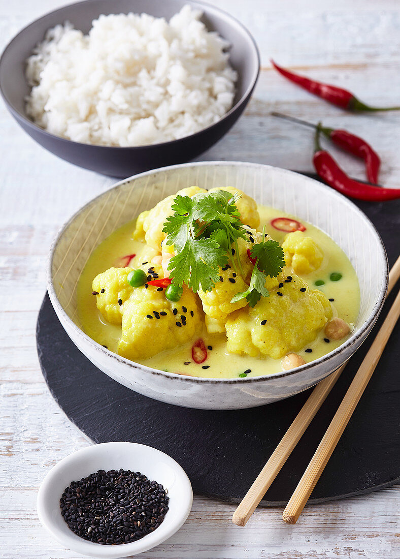 Blumenkohl-Curry serviert mit Reis (Asien)