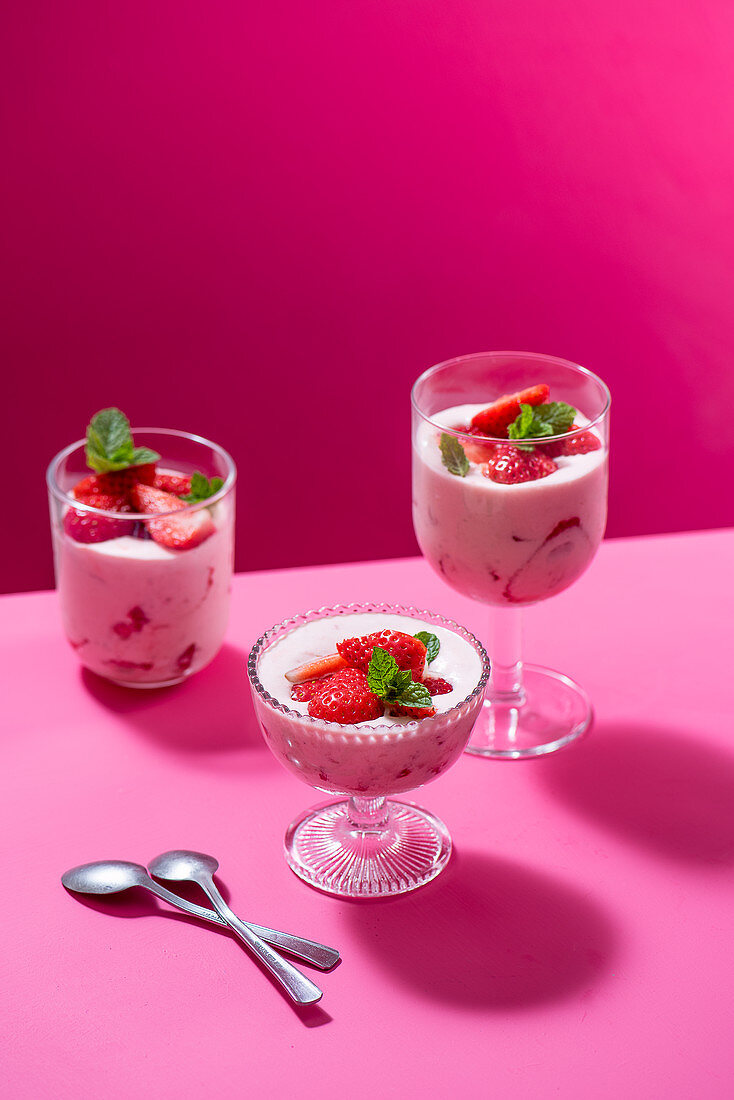 Erdbeer-Sahne-Mousse mit frischen Erdbeeren