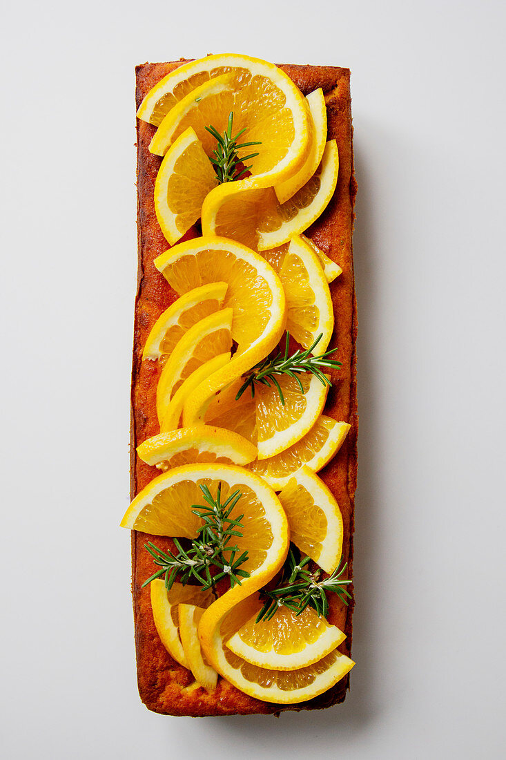 Aromatischer Orangen-Rosmarin-Kuchen