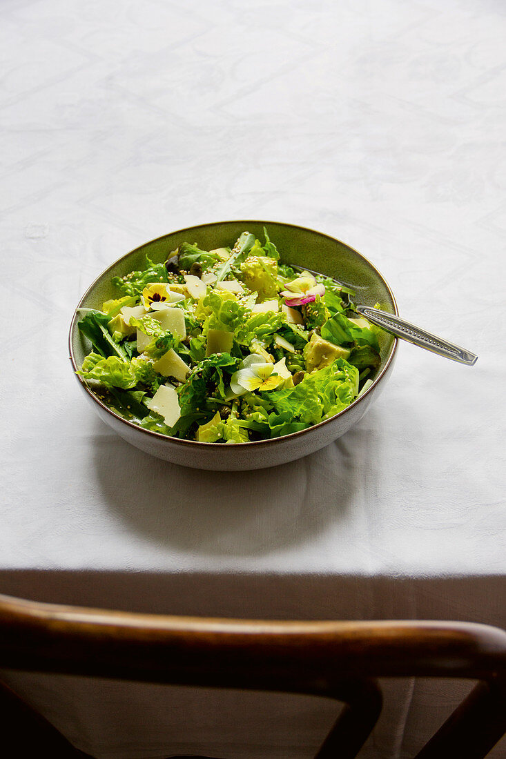 Caesar Salat neu interpretiert mit Quinoa, Avocado, Sesam und Kapern
