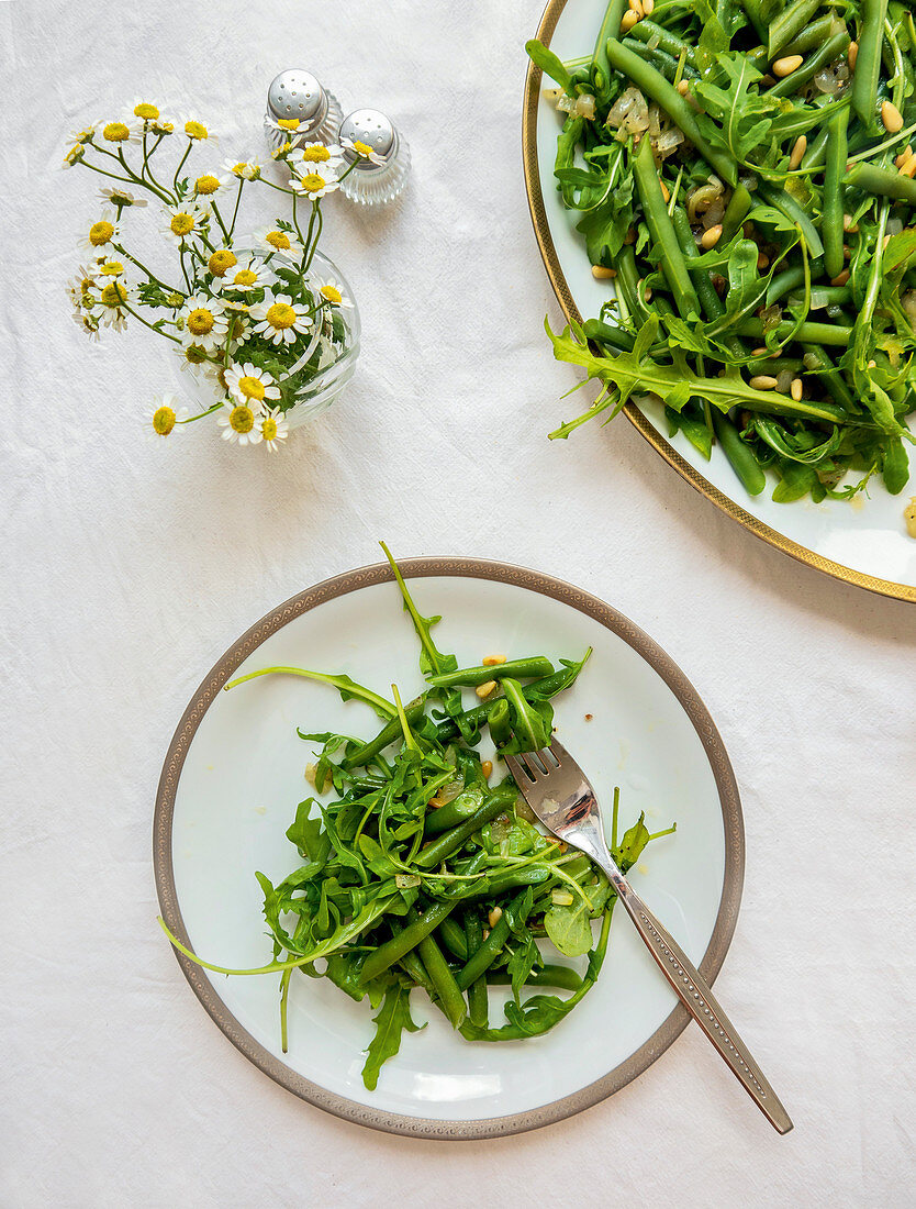 Französischer Bohnensalat mit Rucola und gerösteten Pinienkernen