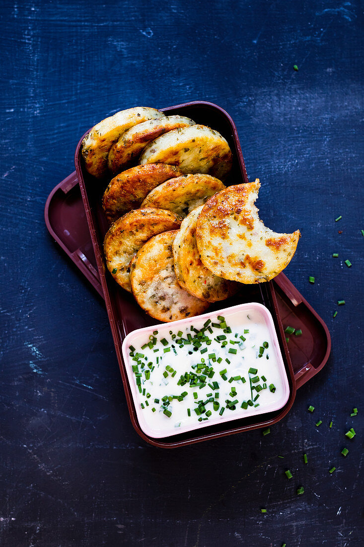 Kleine Kartoffelbrottaler mit veganem Pflanzenjoghurt 'To Go'