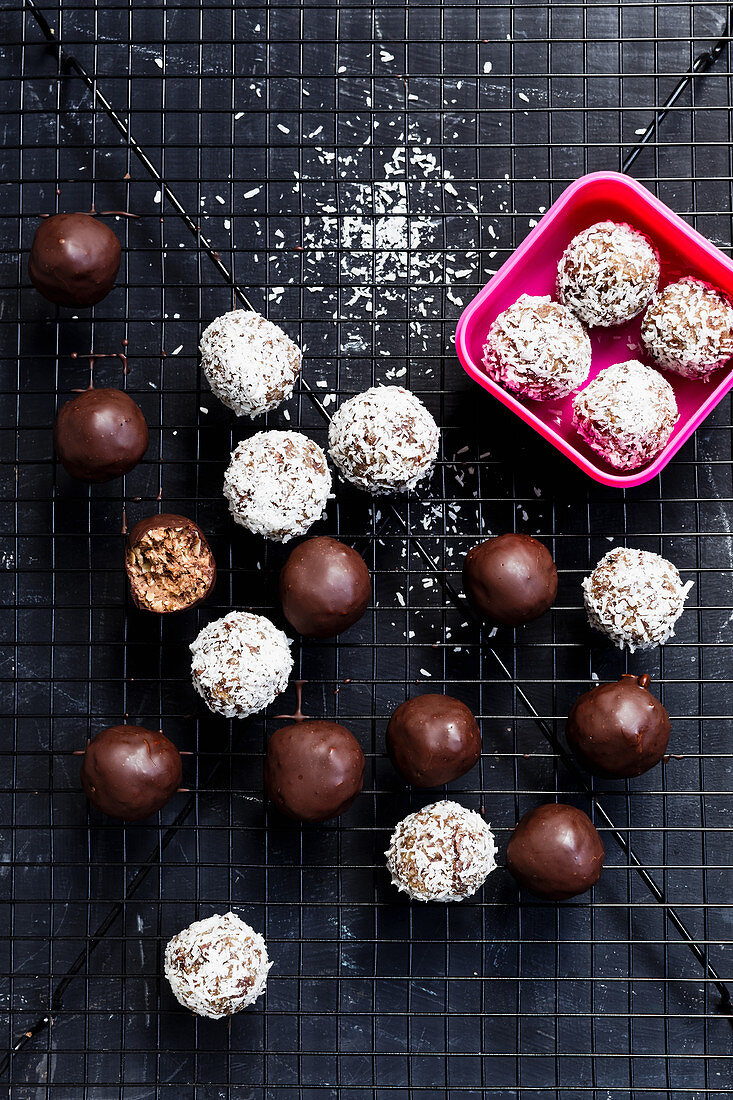 Vegan almond and nut balls 'To Go'
