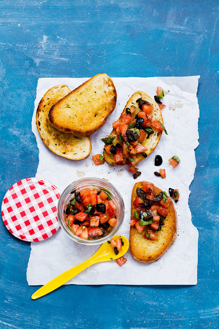 Veganer Tomatentartar mit krossem Ciabatta 'To Go'