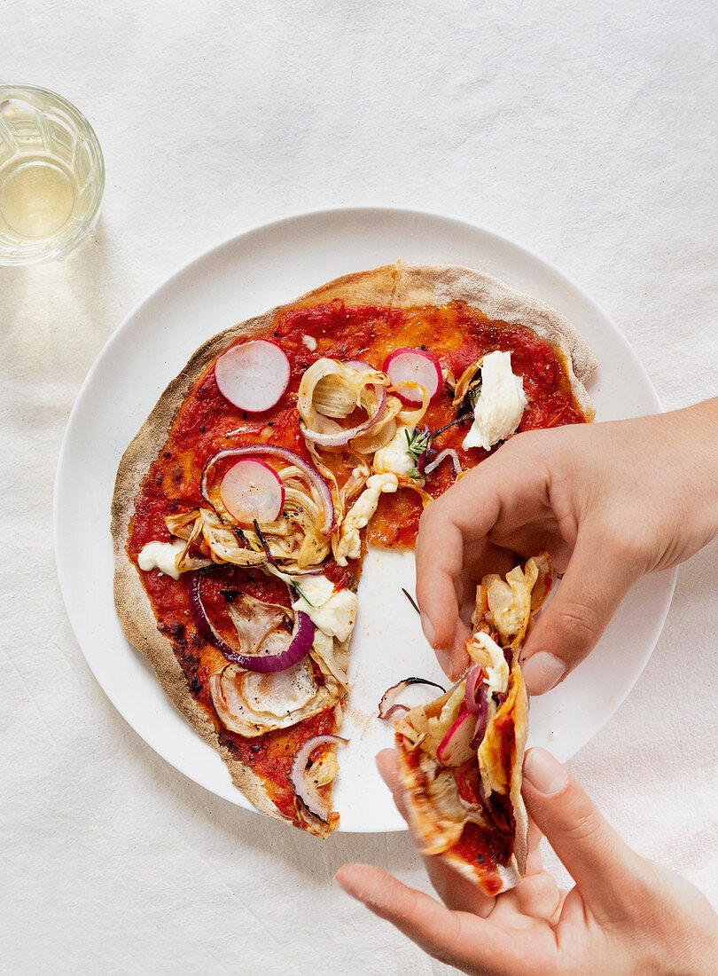 Pizza Rustica mit Fenchel, Zwiebelringen und Radieschen