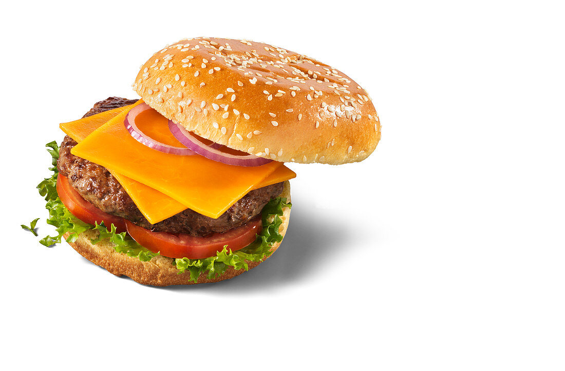 Cheeseburger vor weißem Hintergrund