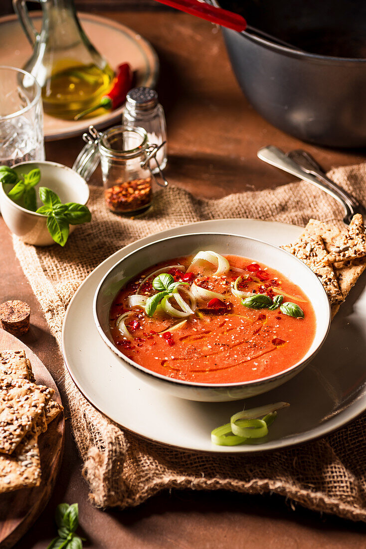 Tomaten-Gazpacho mit Chili, Basilikum und Sellerie