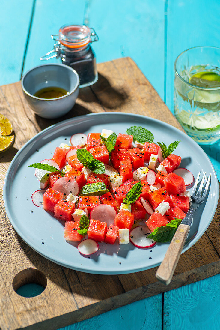 Sommerlicher Wassermelolnensalat mit Radieschen, Feta und Minze