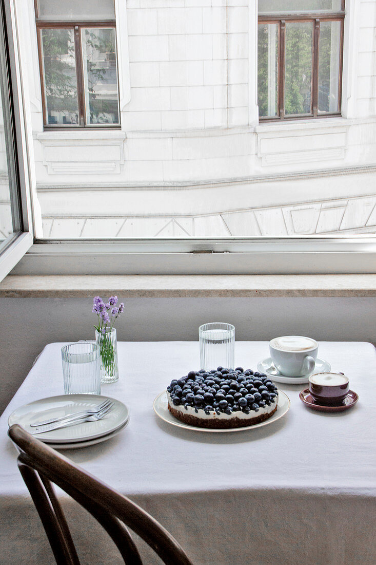 Halbgebackener Nusskuchen mit Cashewcreme und Heidelbeeren