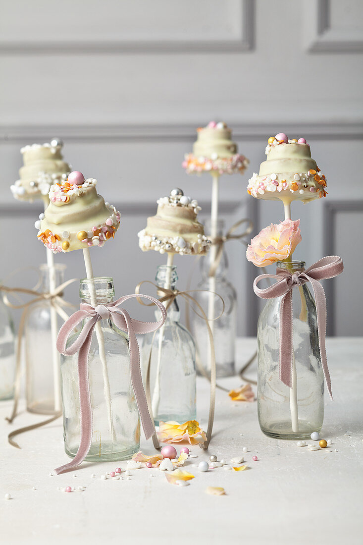 Wedding-Cake-Pops im Hochzeitstortenformat