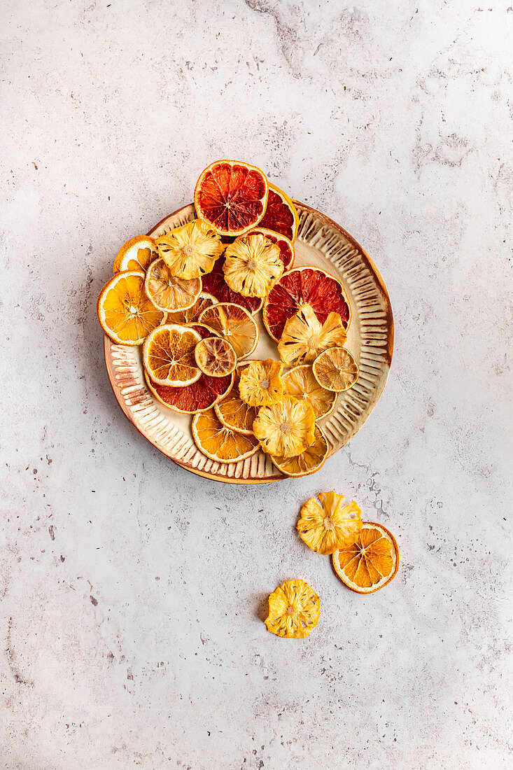 Getrocknete Zitrusfrüchte (Grapefruit, Limetten, Zitrone und Orangen) und getrocknete Ananas