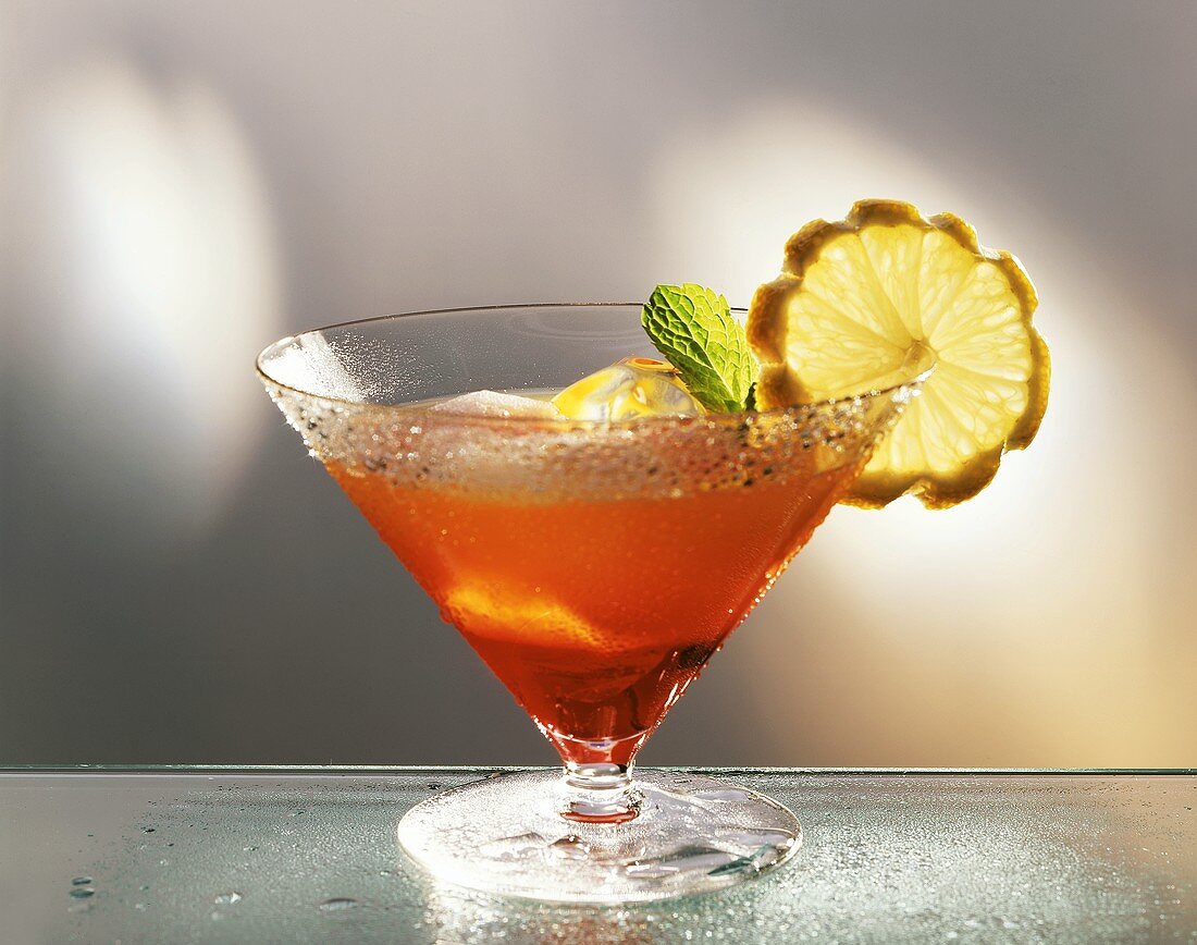 Americano im Cocktailglas mit Zitronenscheibe & Minzblatt