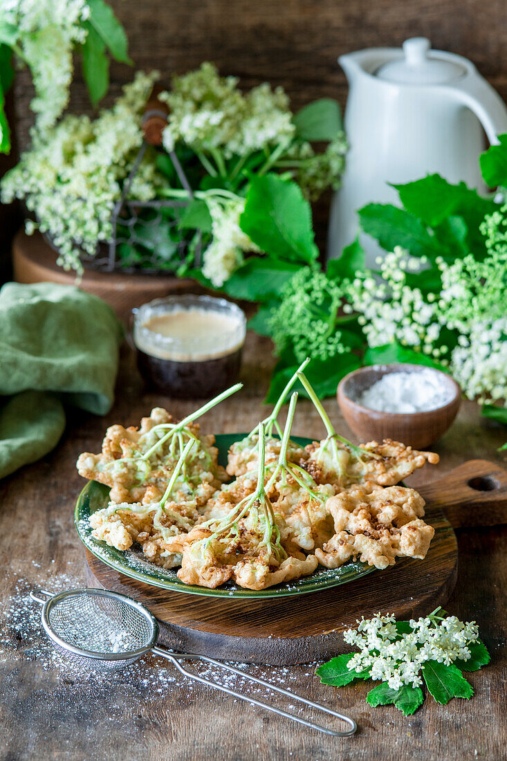 Frittierte Holunderblüten im Backteig