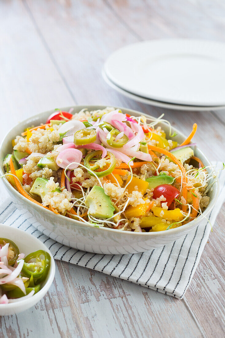 Rainbow-Quinoa-Salat mit eingelegten Jalapenos