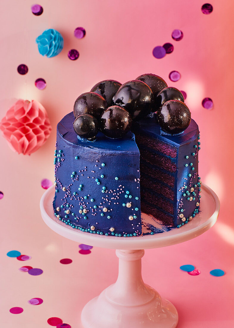 Blaue Bubble-Cake mit Gelatine-Kugeln