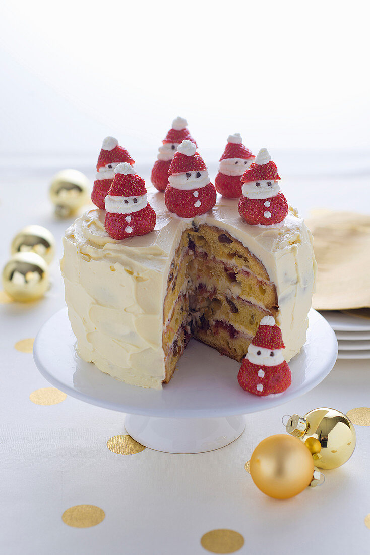 Panettone-Kuchen mit Erdbeer-Weihnachtsmännern