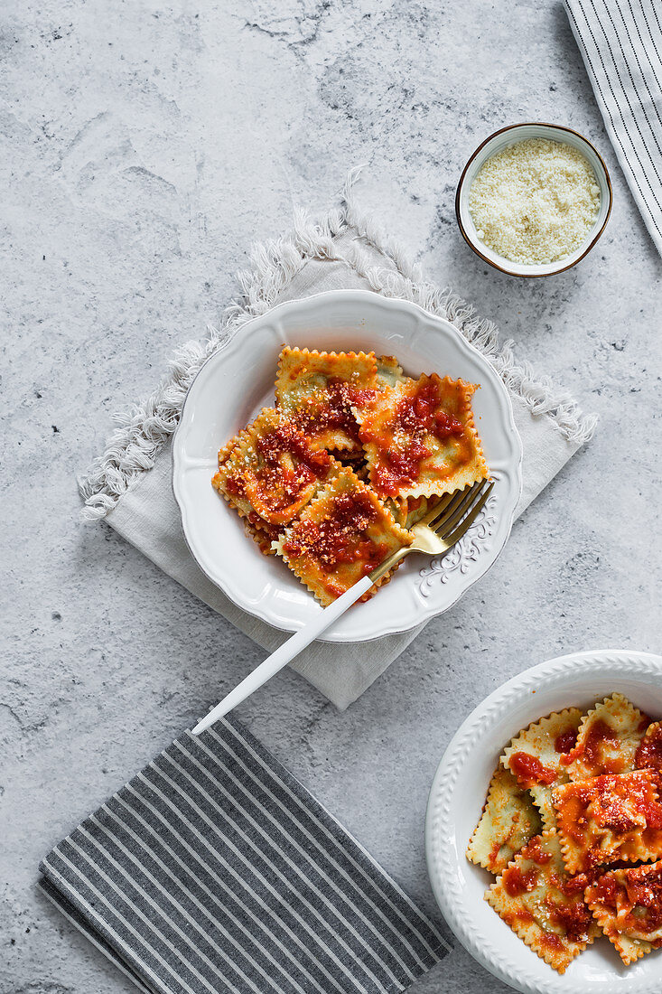 Ricotta and spinach ravioli with tomatoe sauce