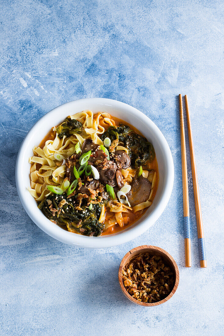 Spicy mushroom and spinach noodles